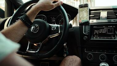 есть несколько способов избавиться от запаха в машине