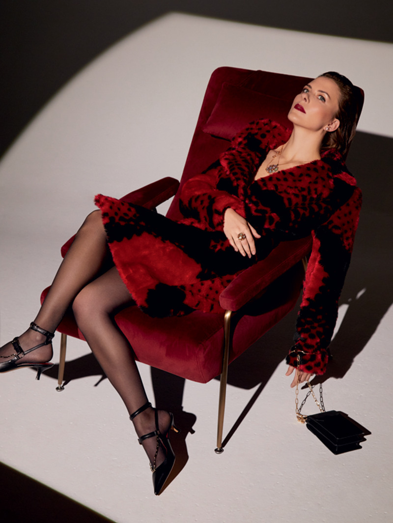 Шуба, GUESS; туфли, VALENTINO (VIPAVENUE); серьги, кулон и кольцо, все – CHOPARD