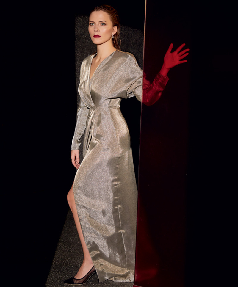 Платье, L’ENIGME; туфли, SERGIO ROSSI (VIPAVENUE); серьги и кольцо, все – CHOPARD