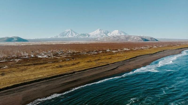 пляж с черным песком на Камчатке