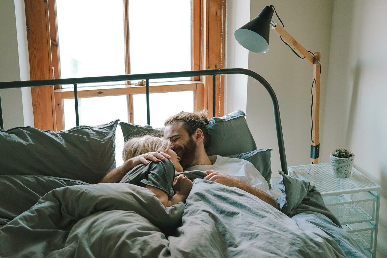 обсуждать интимные темы с партнером не менее интересно