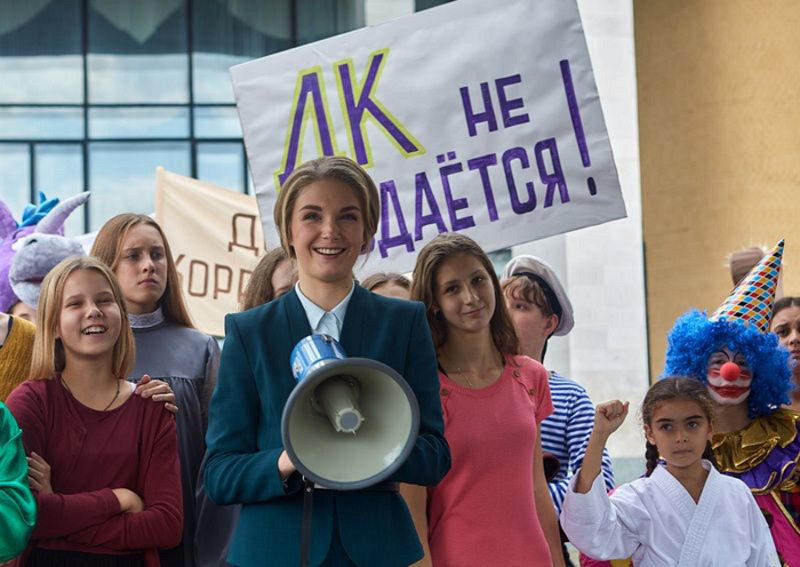 Герой Марка Богатырева должен открыть большой супермаркет, на месте которого стоит местный Дом культуры