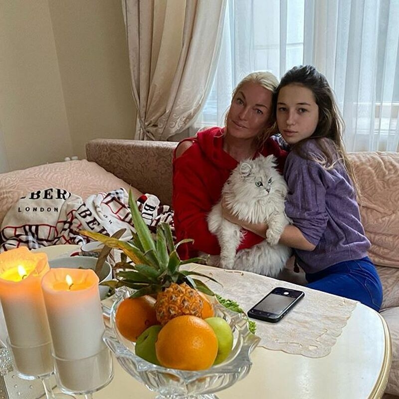 Дочь Арина знает о том, что ее отец не отдает деньги маме