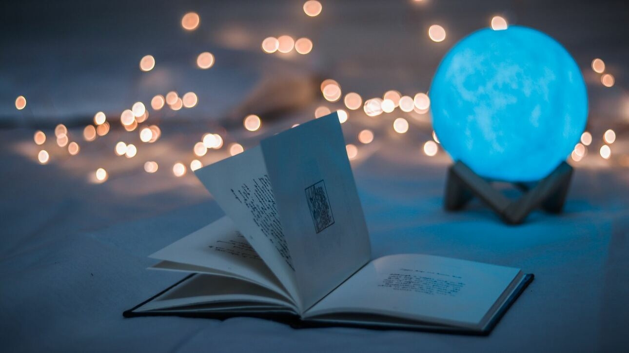 принесите книгу из дома