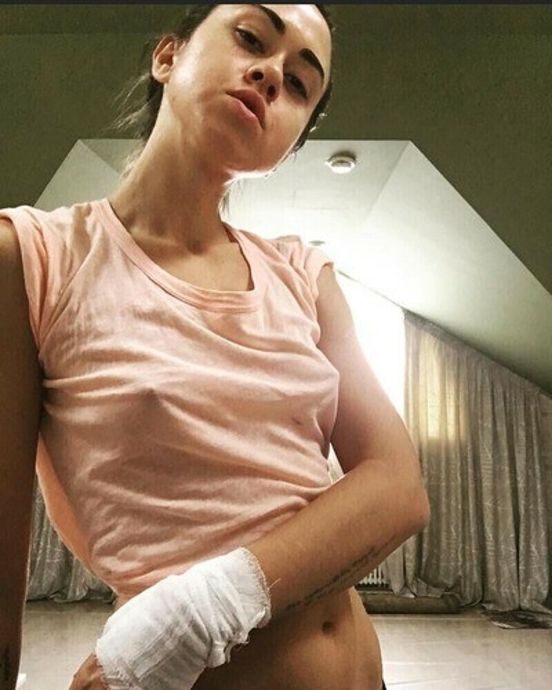 «Открывала краски ножом, он соскользнул», - сообщила Татьяна