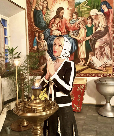 Фото из церкви перемежаются со снимками с светских вечеринок