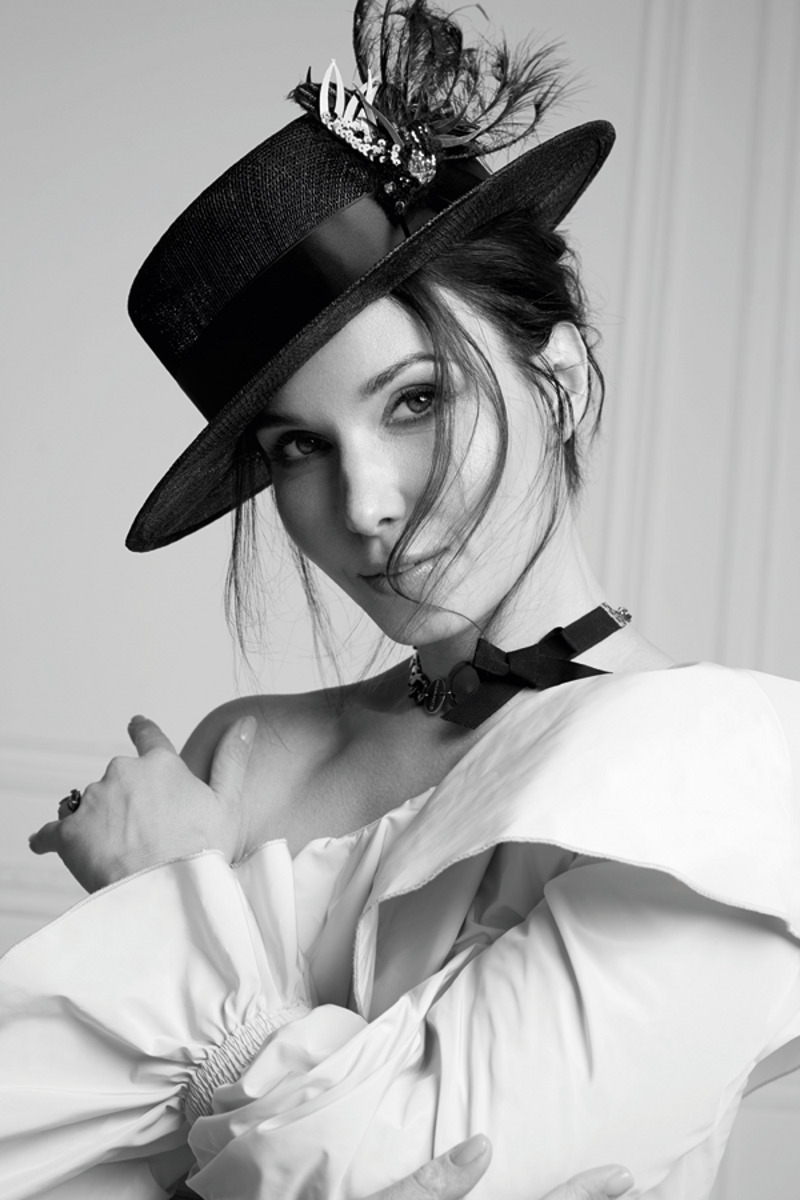 Блузка, be blumarine; шляпа, lilia Fisher; чокер и кольцо, все – poison drop