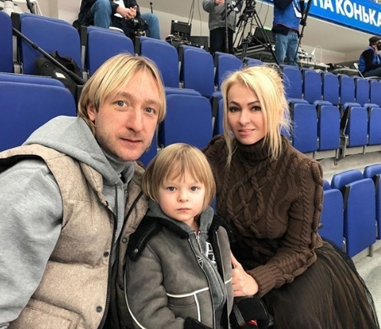 Евгений Плющенко и Яна Рудковская с сыном Сашей