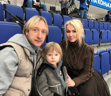 Евгений Плющенко и Яна Рудковская с сыном Сашей
