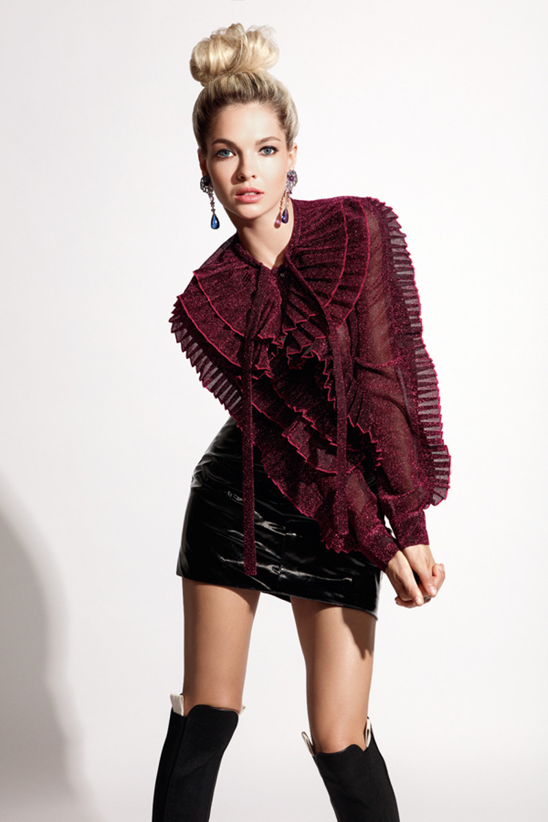 Платье, mono studio; сапоги, stuart weitzman; ювелирные украшения chopard