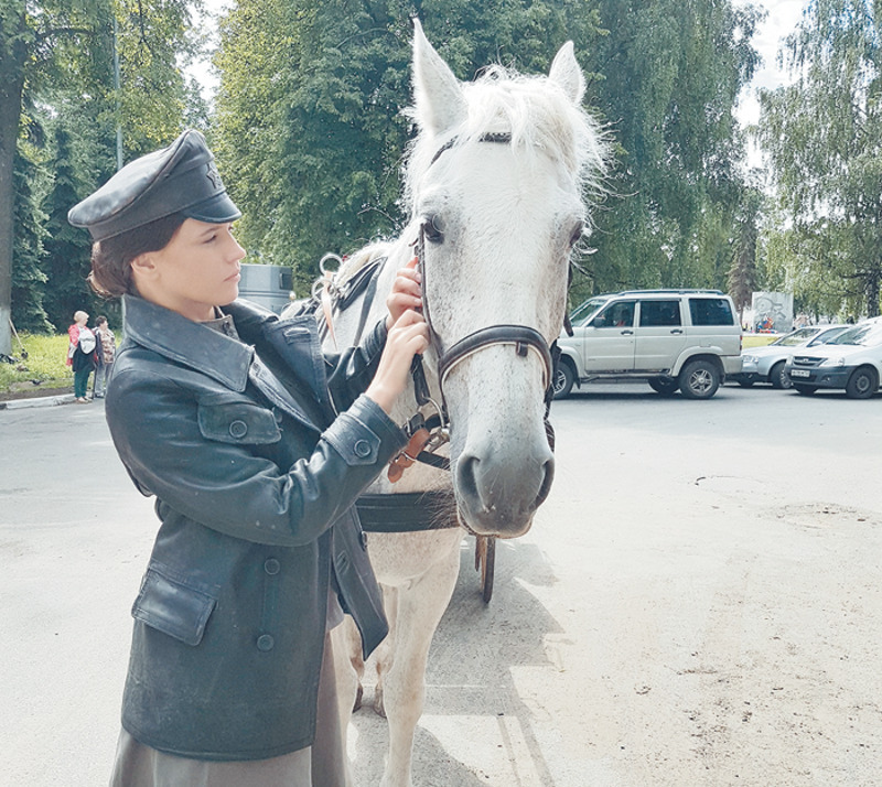 Янина признается, что неравнодушна к историческим проектам. Именно поэтому съемки в сериале «Ростов», где актрисе досталась роль начальницы ЧК, стали для актрисы настоящим подарком