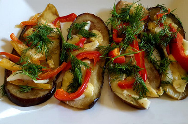 Баклажаны с перцем, чесноком и сыром