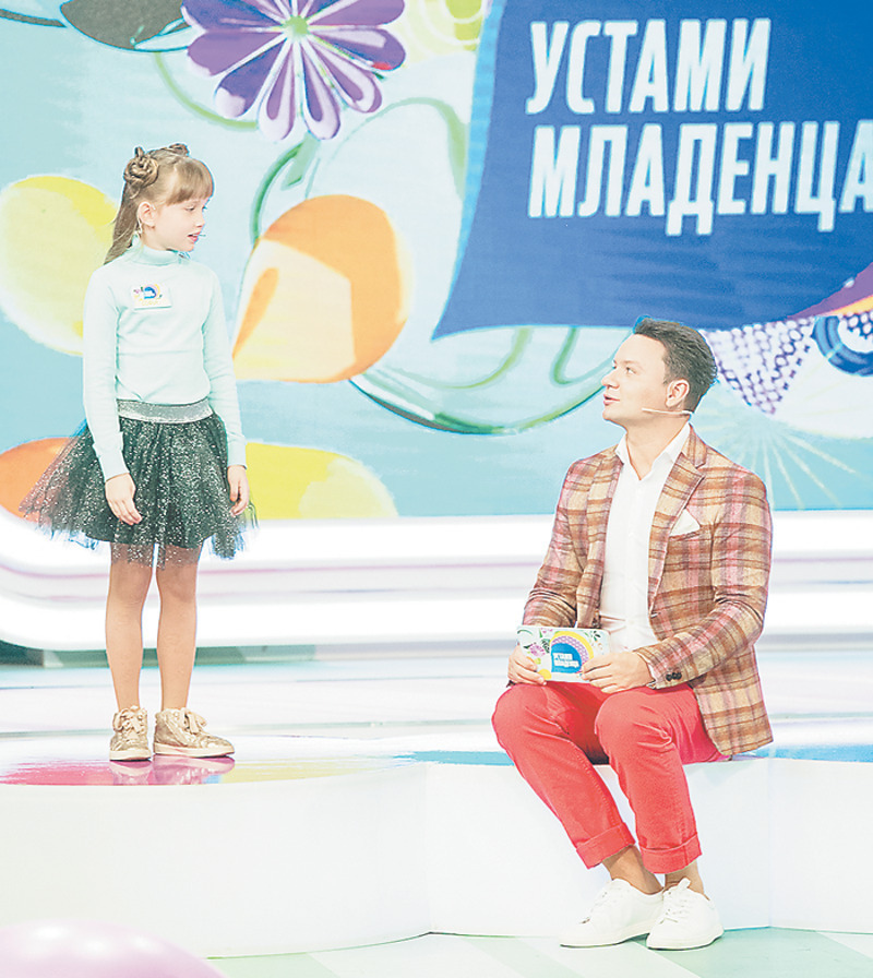 Некоторое время назад Александр стал ведущим программы «Устами младенца». На съемках он иногда жалеет, что в его детстве не было возможности снять видео