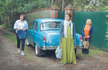 Кадр из сериала «Старушки в бегах».