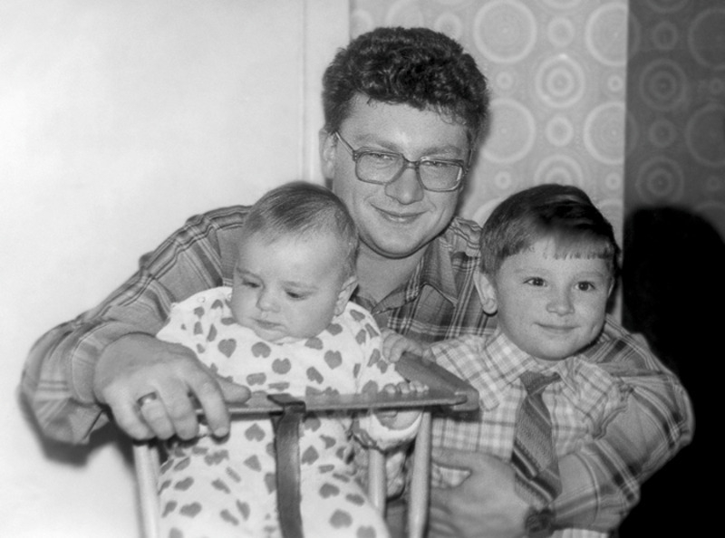Родители Антона вступили брак, едва закончив школу. С отцом, Олегом Хабаровым, и младшей сестрой Елизаветой