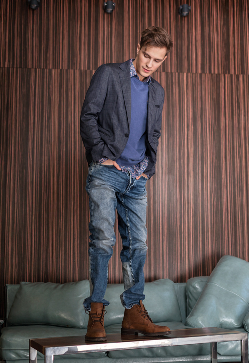 Пиджак, EMPORIO ARMANI; джемпер, Aeronautica Militare; рубашка, GUESS; джинсы, ICEBERG; обувь, Dead Vintage