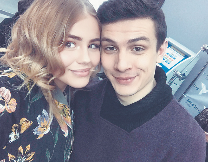 Леля уверена, что ей очень повезло с коллегами по съемкам в сериале «Улица». На фото с актером Юрием Николаенко