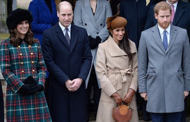 Королевская семья на службе в Сандрингеме