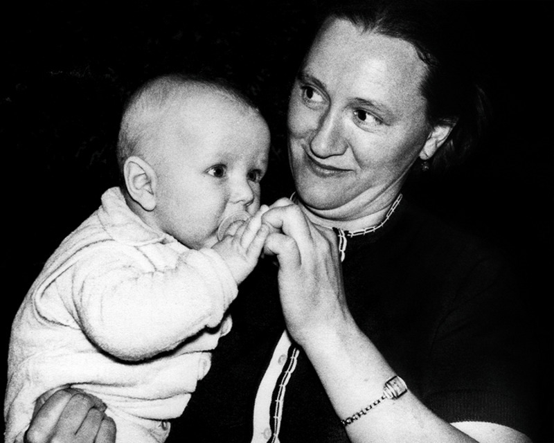 Семья будущего артиста жила небогато. С мамой Раузой Абдулловной