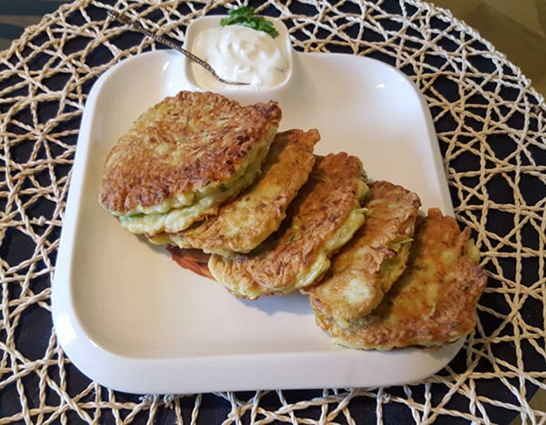 Кабачковые оладьи с чесночным соусом