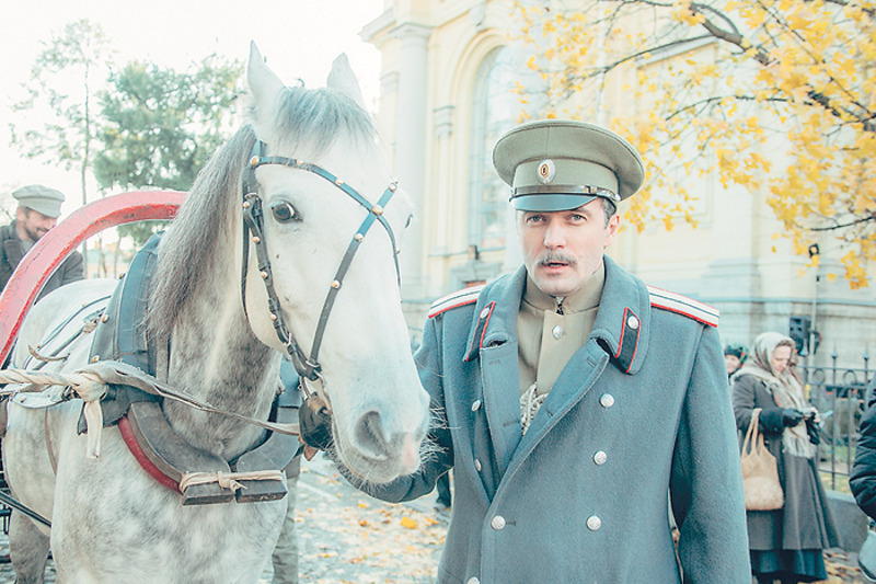 В новом сериале НТВ «Хождение по мукам», снятом по эпопее Алексея Толстого, Павел сыграл Вадима Рощина