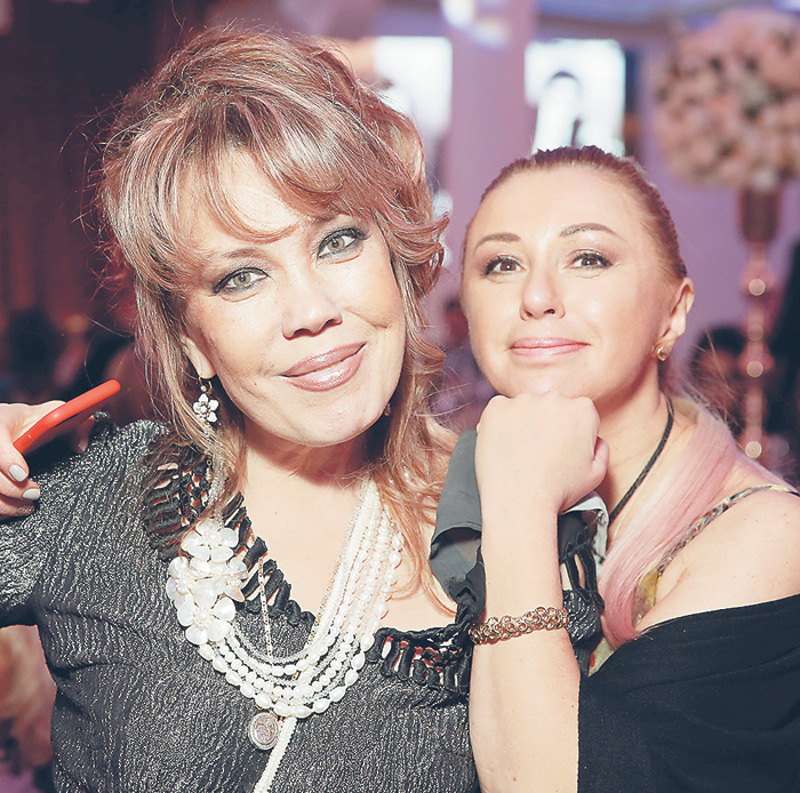 Азиза и Алена Апина