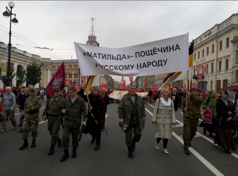 В Петербурге участники крестного хода несли плакаты против "Матильды"
