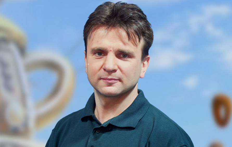 Тимур Кизяков - бессменный ведущий программы "Пока все дома"