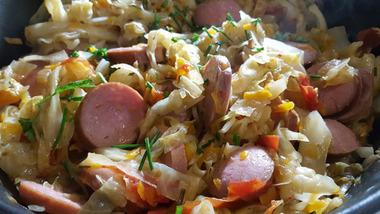 Тушеная капуста с сушеными белыми грибами и копчеными сардельками