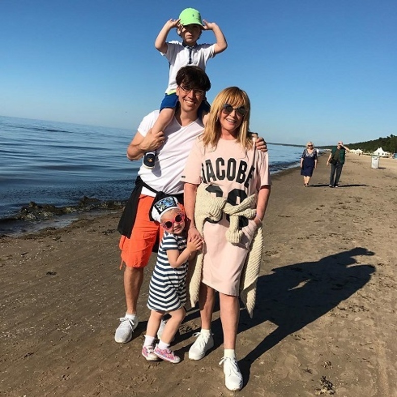 Максим Галкин с женой и детьми