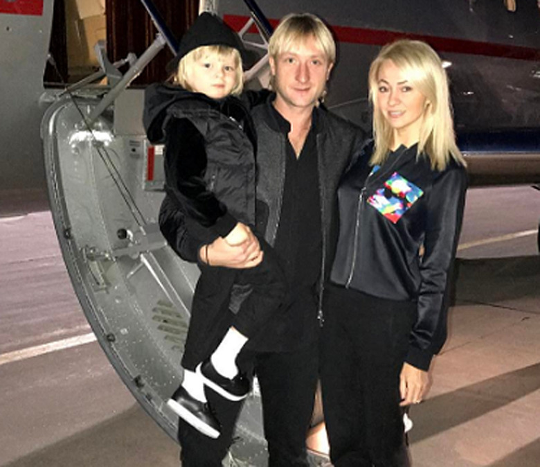 Евгений Плющенко и Яна Рудковская с сыном