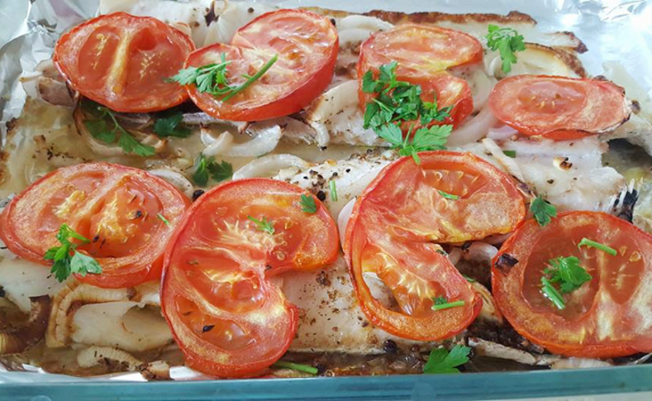 Хек, запеченный с помидорами
