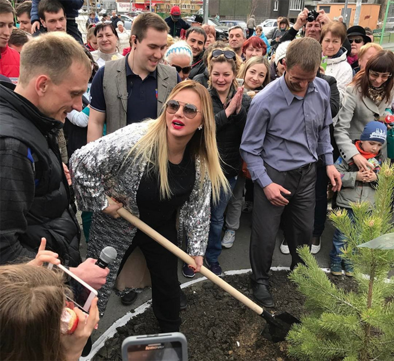 Анна Семенович на субботнике