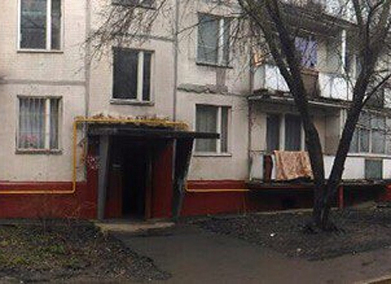 Справа от подьезда - местро, куда упал Василий Степанов, выбросившийся из окна своей "хрущевки" на Давыдковской улице