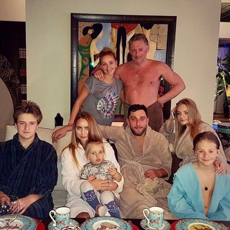 Навка показала семейное фото