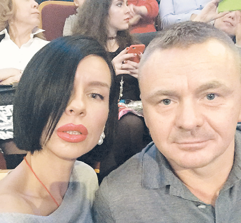 Алеся, жена Владимира, по образованию актриса, но сейчас почти все ее время занимают муж и две дочери