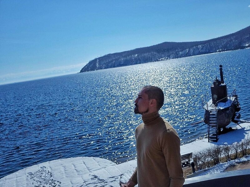 Билан на фоне озера Байкал