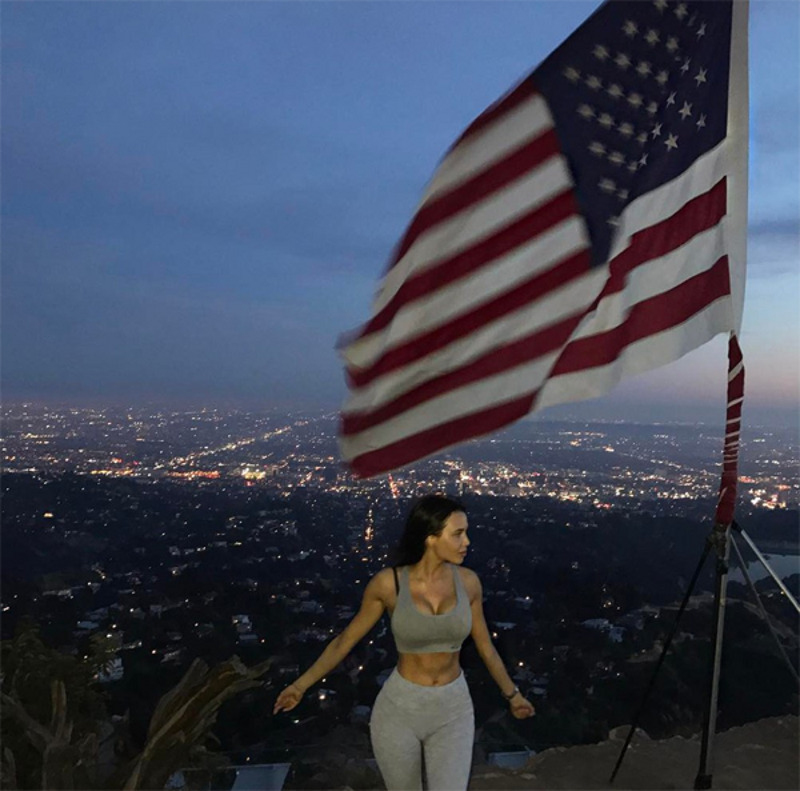 Решетова решила сфотографироваться с флагом США