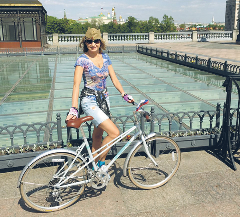 Ольга ведет активный образ жизни. Зимой катается на сноуборде, а летом — на велосипеде