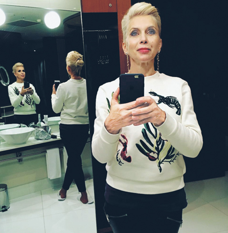 Алена Свиридова стрижет знакомых