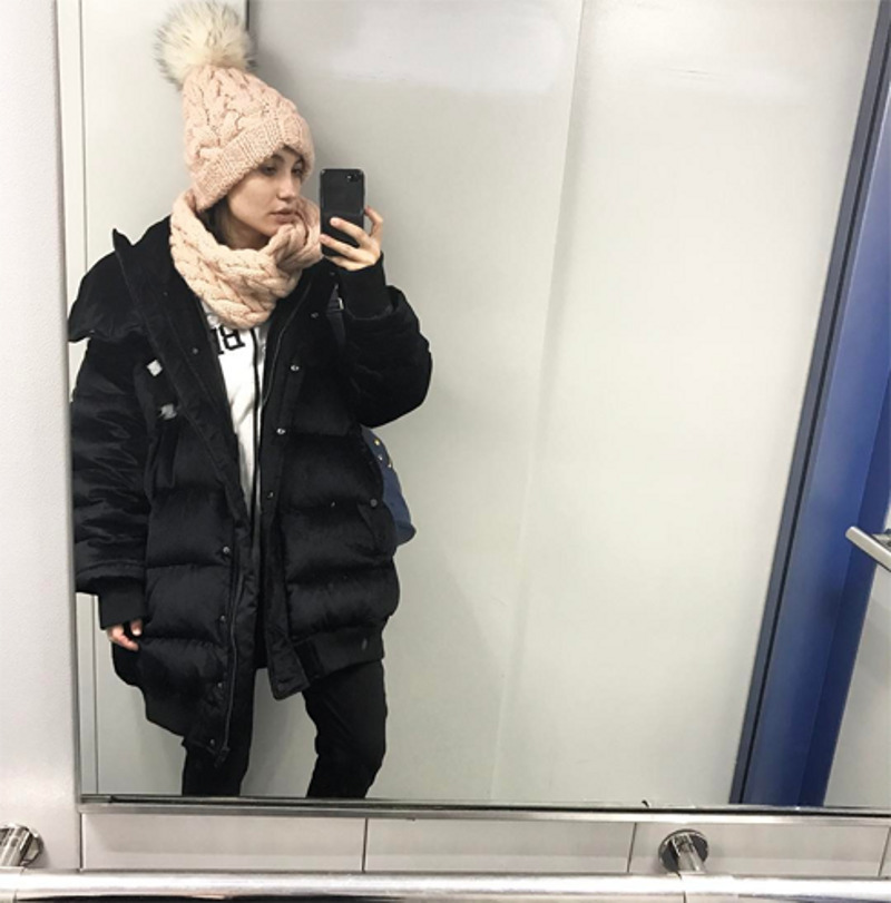 Певица делает селфи в лифте, чтобы не думать о своих страхах
