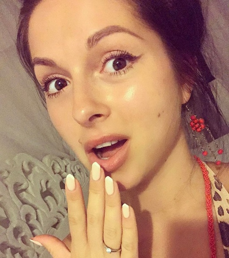 Нюша показала помолвочное колечко