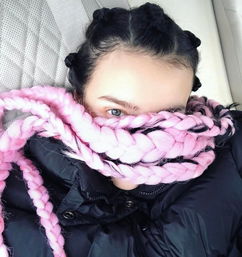 Лена Темникова заплела косы