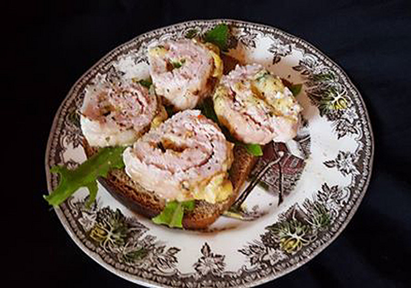 Рулет из свинины с сыром и специями