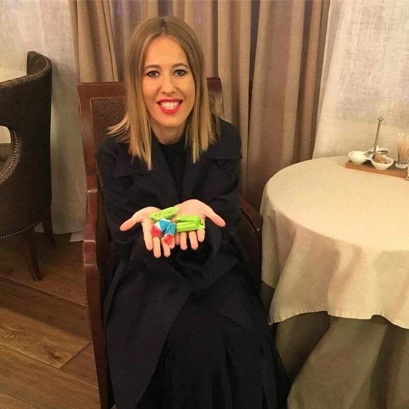 Ксения Собчак с удовольствием ест конфеты
