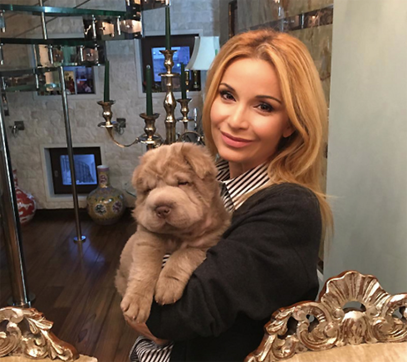 Певица и ее щенок по кличке Бруно