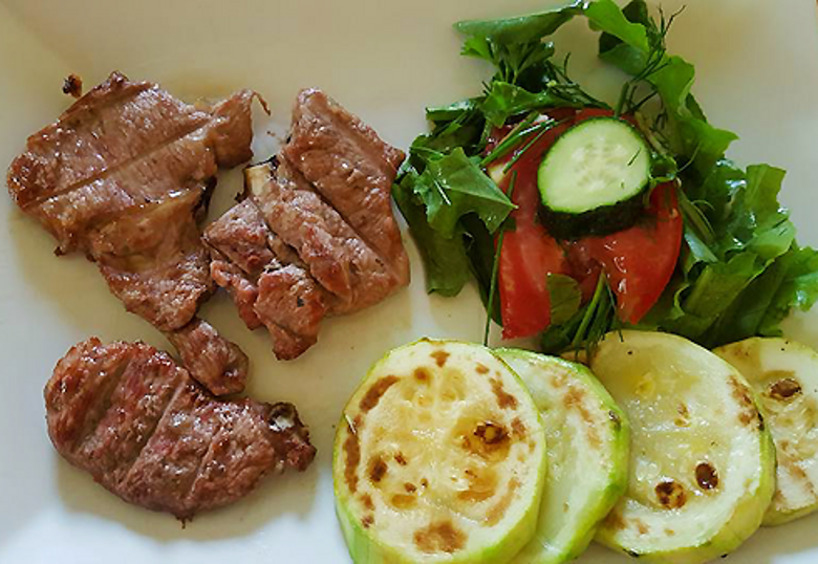 Баранья корейка на гриле с жареными кабачками