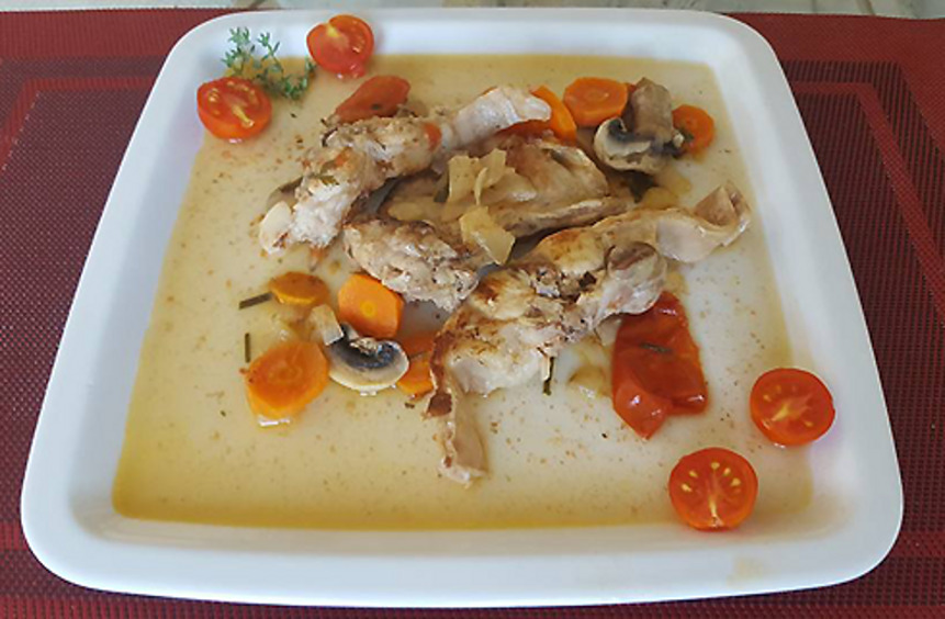 Кролик, тушеный с овощами в белом вине с ароматными травами