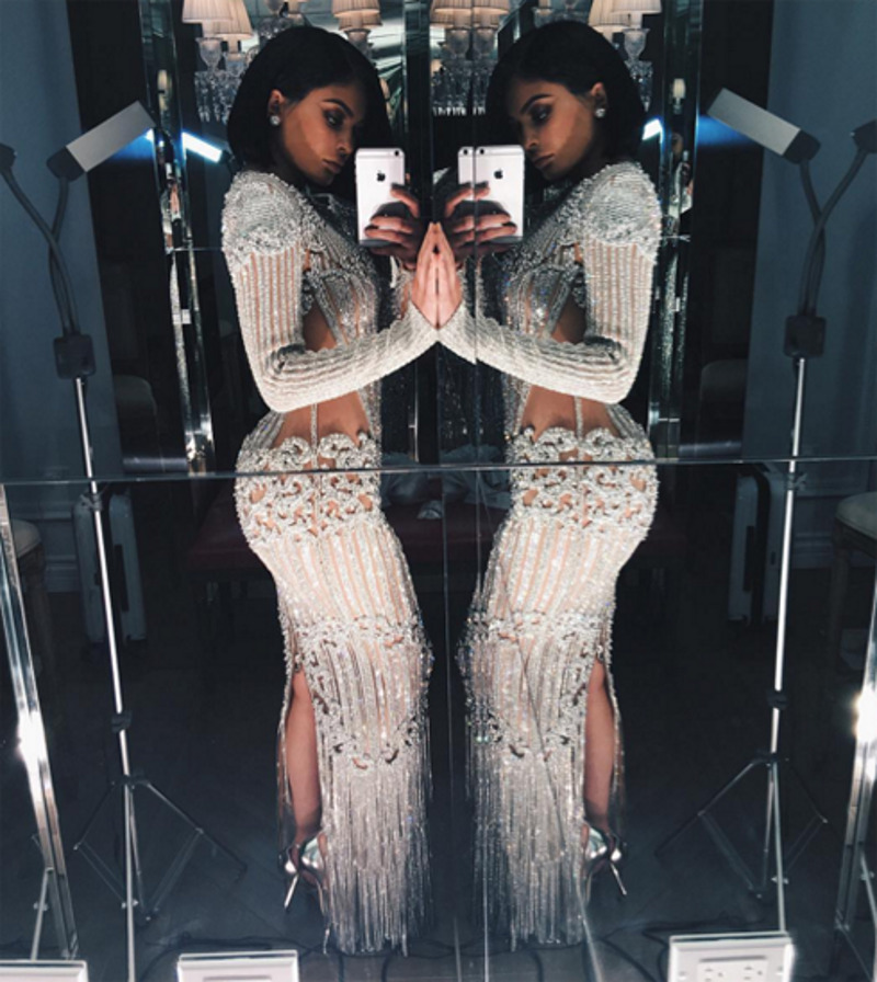 По признанию Дженнер, это платье от Balmain расцарапало ей все ноги
