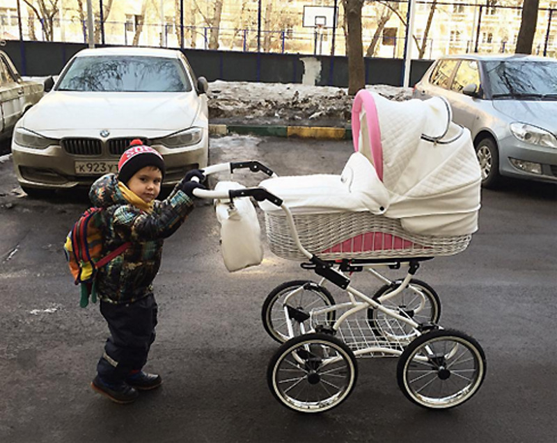 А компанию маленькой Мие составляет ее старший брат Тимоша